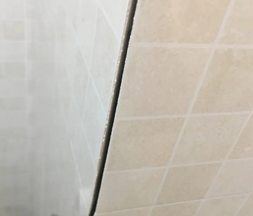 景洪瓷砖空鼓维修公司分享阳台瓷砖脱落的修复过程可以分为以下几个步骤